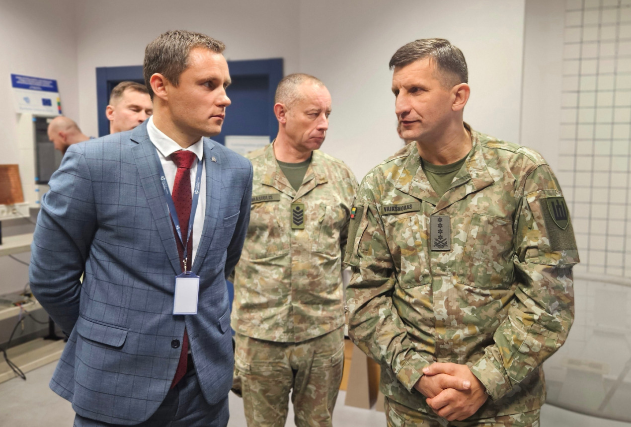 Prof. dr. Ramūnas Skaudžius ir gen. Raimundas Vaikšnoras. FTMC nuotrauka