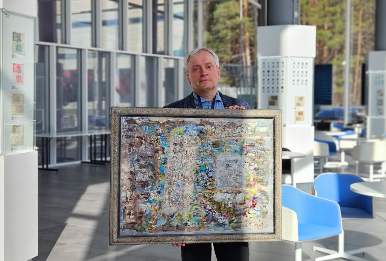 Prof. habil. dr. Gintaras Valušis rankose laiko išlydėtuvių proga kolegų padovanotą tapytojos Arūnės Tornau paveikslą. FTMC nuotrauka