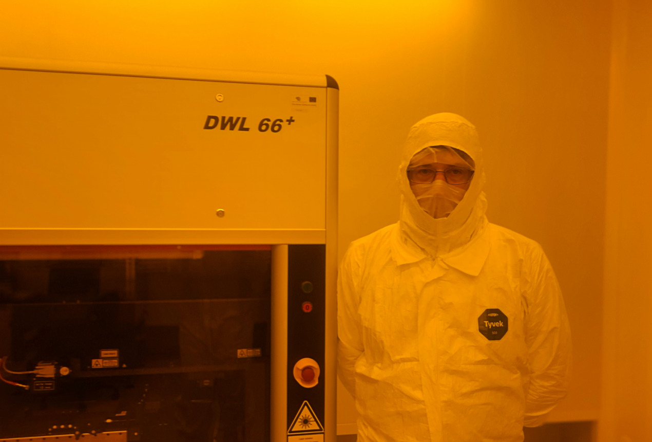 Dr. Marius Treideris vienoje iš švaros patalpų, kurioje – blausiai gelsva šviesa. FTMC nuotrauka