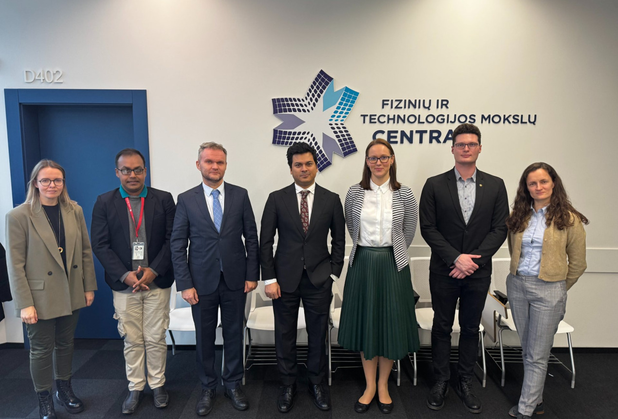 FTMC komanda, Bangladešo garbės konsulas S. Besagirskas ir Bangladešo ambasados laikinasis reikalų patikėtinis Lietuvai ir Lenkijai K. M. Murshed. FTMC nuotrauka