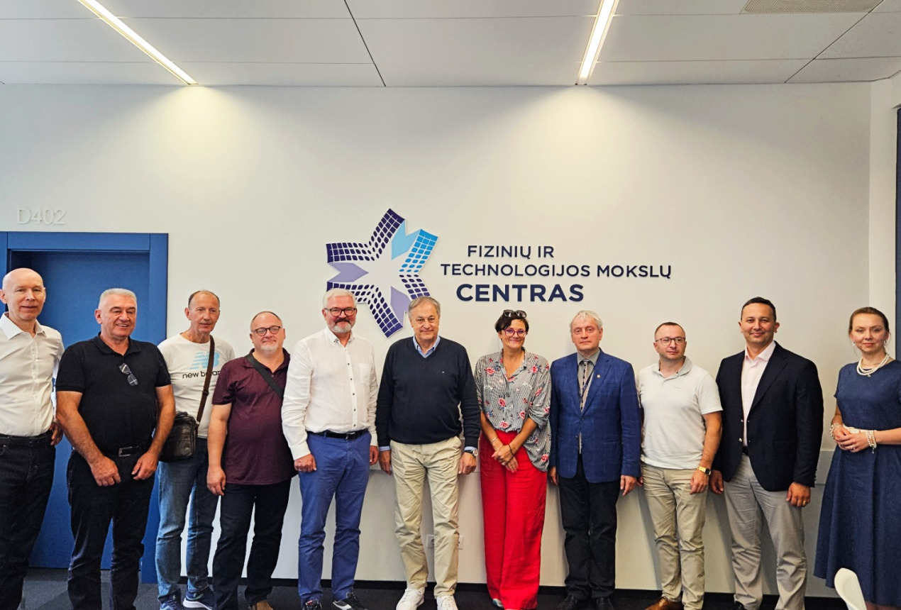 FTMC ir „Kyjivo klubo“ susitikimas. Šeštas iš kairės – klubo prezidentas, Kyjivo prekybos ir pramonės rūmų prezidentas Mykola Zasulskij; ketvirtas iš dešinės – FTMC direktorius prof. habil. dr. Gintaras Valušis. FTMC nuotrauka