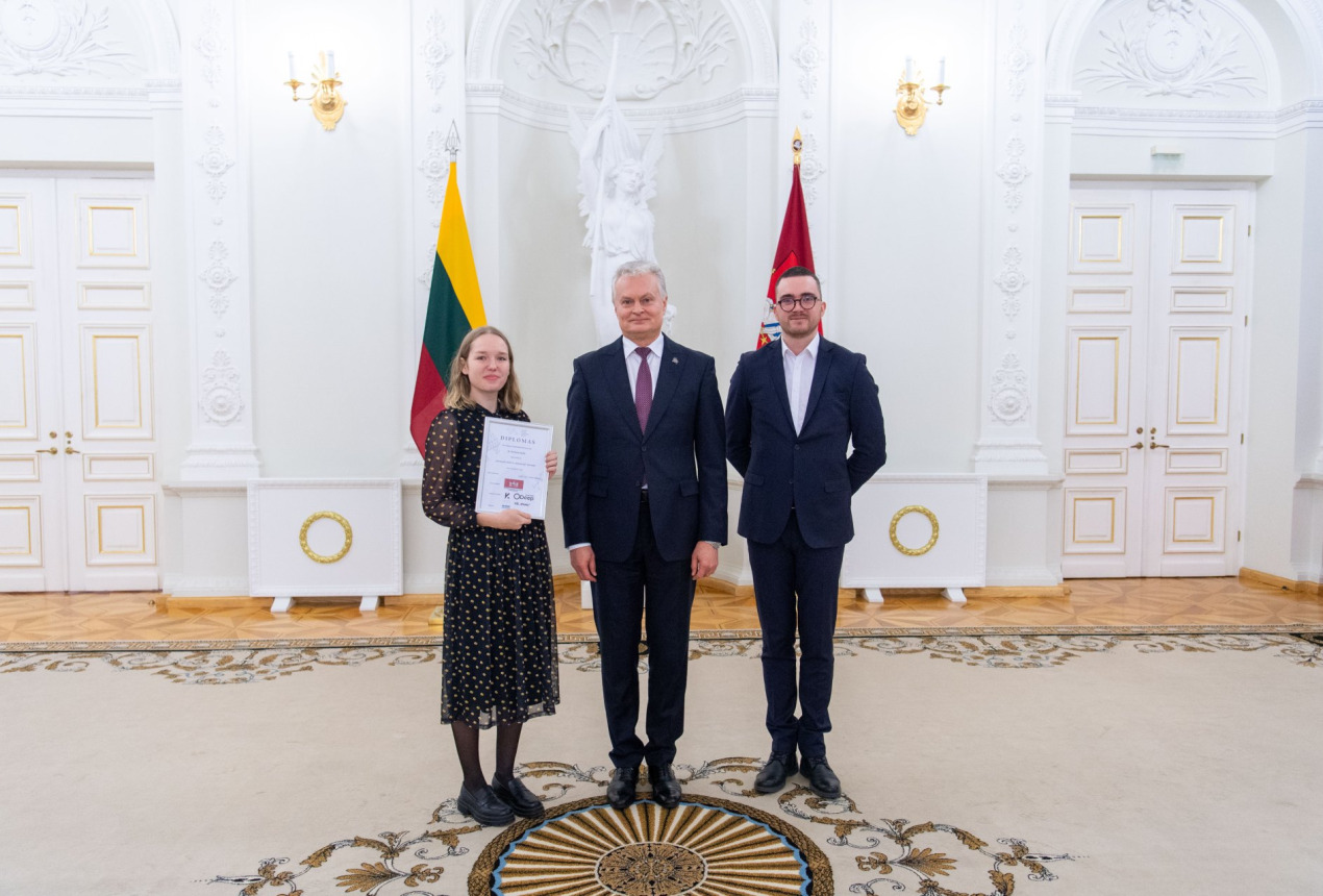 Dr. Gintarė Gečė, President of Lithuania Gitanas Nausėda and the Head of the Lithuanian Society of Young Researchers Vytautas Kučinskas. Photo: Robertas Dačkus / Office of the President of the Republic of Lithuania