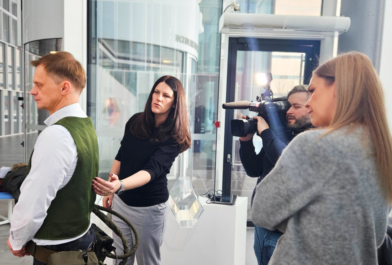 Dr. Diana Kubilienė LNK žurnalistams aprodo išmaniąją liemenę. FTMC nuotrauka