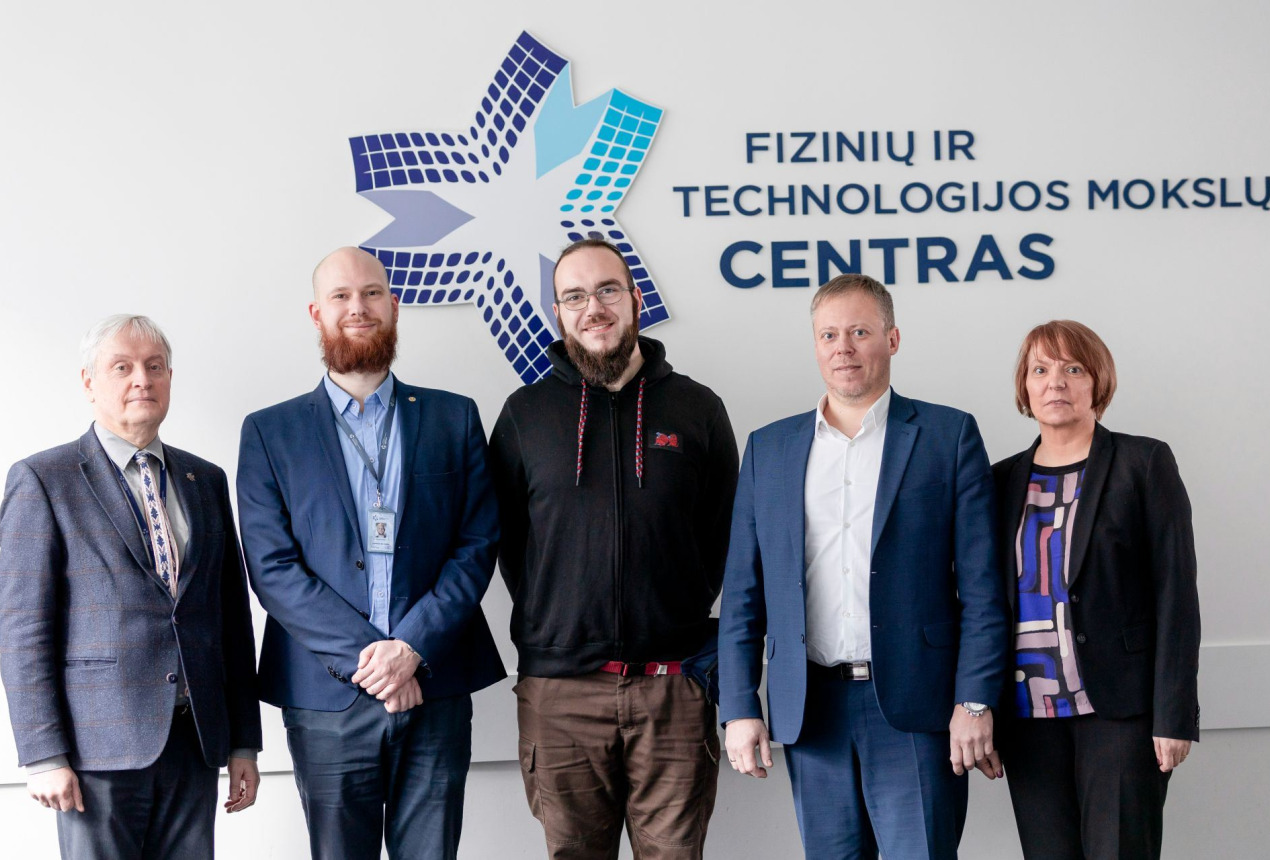 FTMC direktorius prof. Gintaras Valušis, inovacijų vadybininkas Karolis Stašys, #hitEnergy vadovas Kasparas Kižys, „Vilniaus vandenų“ Gamybos tarnybos direktorius Viktoras Matonis ir inovacijų ekspertė dr. Aušra Railaitė. „Vilniaus vandenų“ nuotrauka