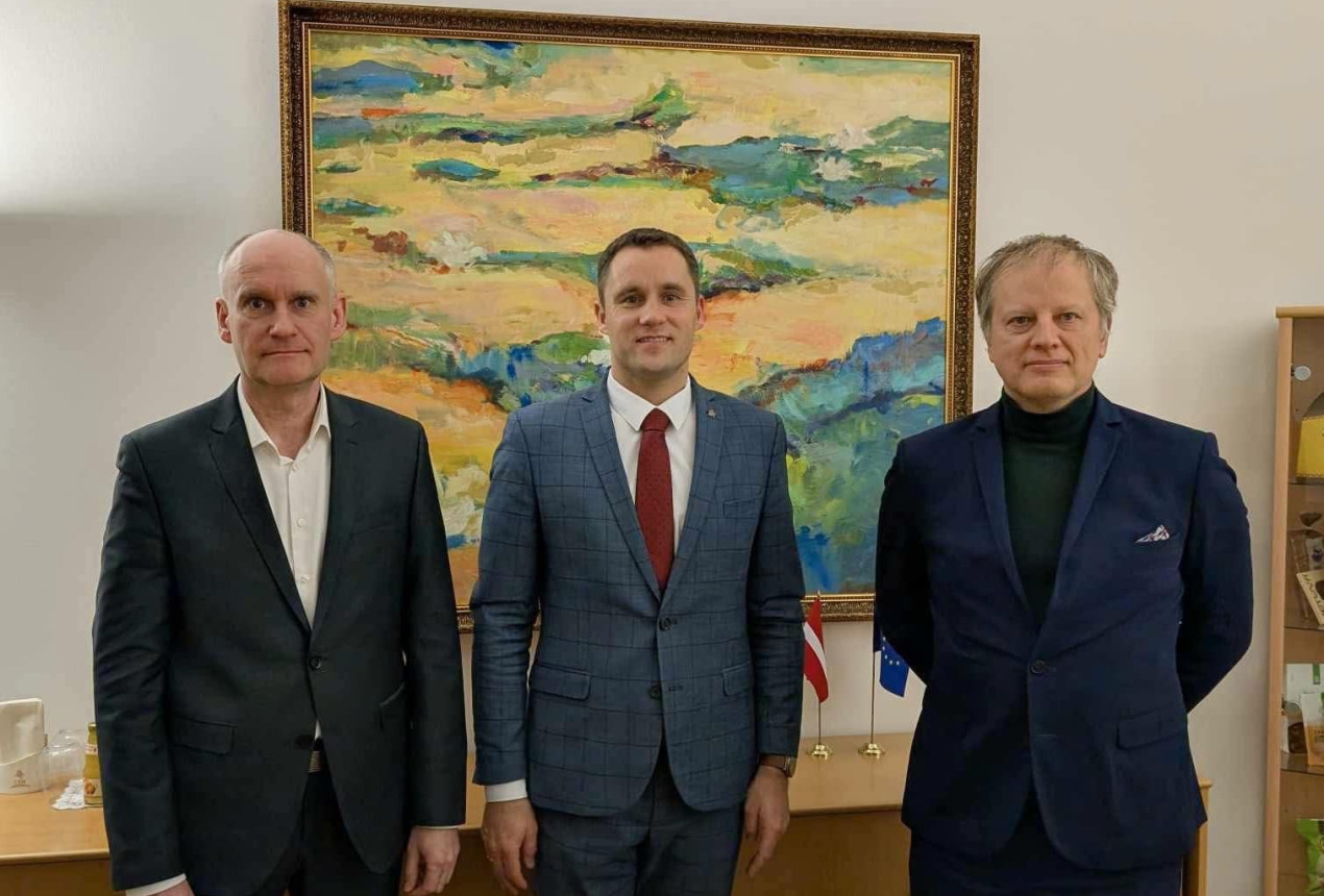 Ernestas Mickus, prof. dr. Ramūnas Skaudžius ir Arūnas Šarka. FTMC nuotrauka