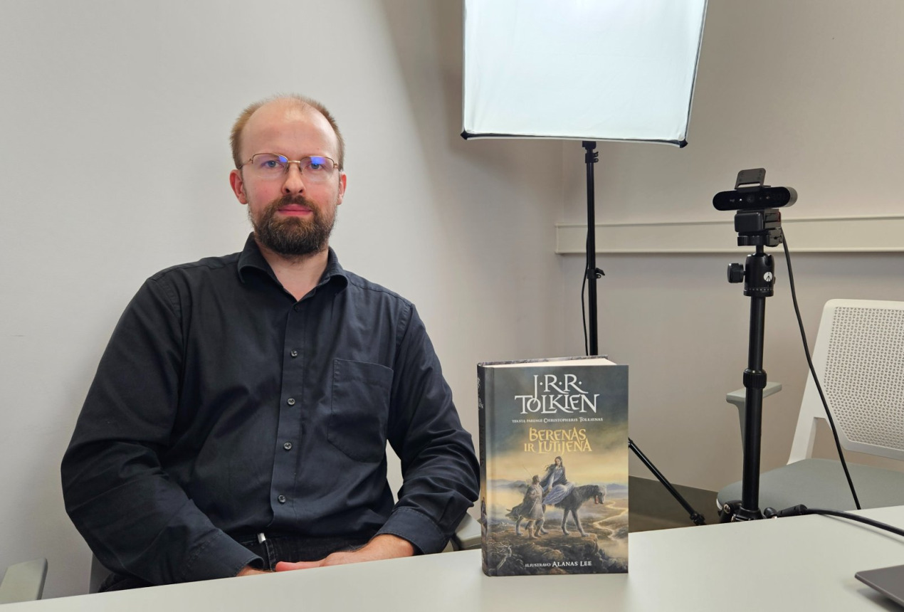 Dr. Kastytis Zubovas ir J. R. R. Tolkieno knyga „Berenas ir Lutijena“. FTMC nuotrauka