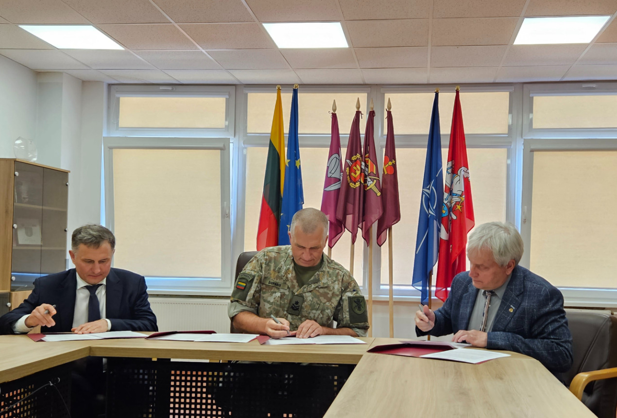 Dr. Tomas Žalandauskas, brg. gen. Alvydas Šiuparis ir prof. Gintaras Valušis. FTMC nuotrauka