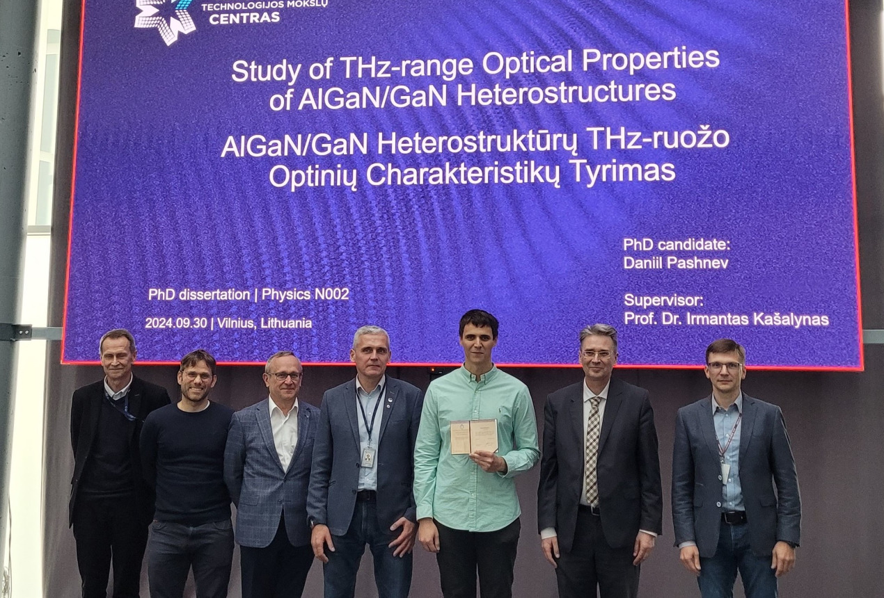 D. Pashnev (in the middle, light green shirt) with his supervisor and the dissertation defence panel. FTMC photo.