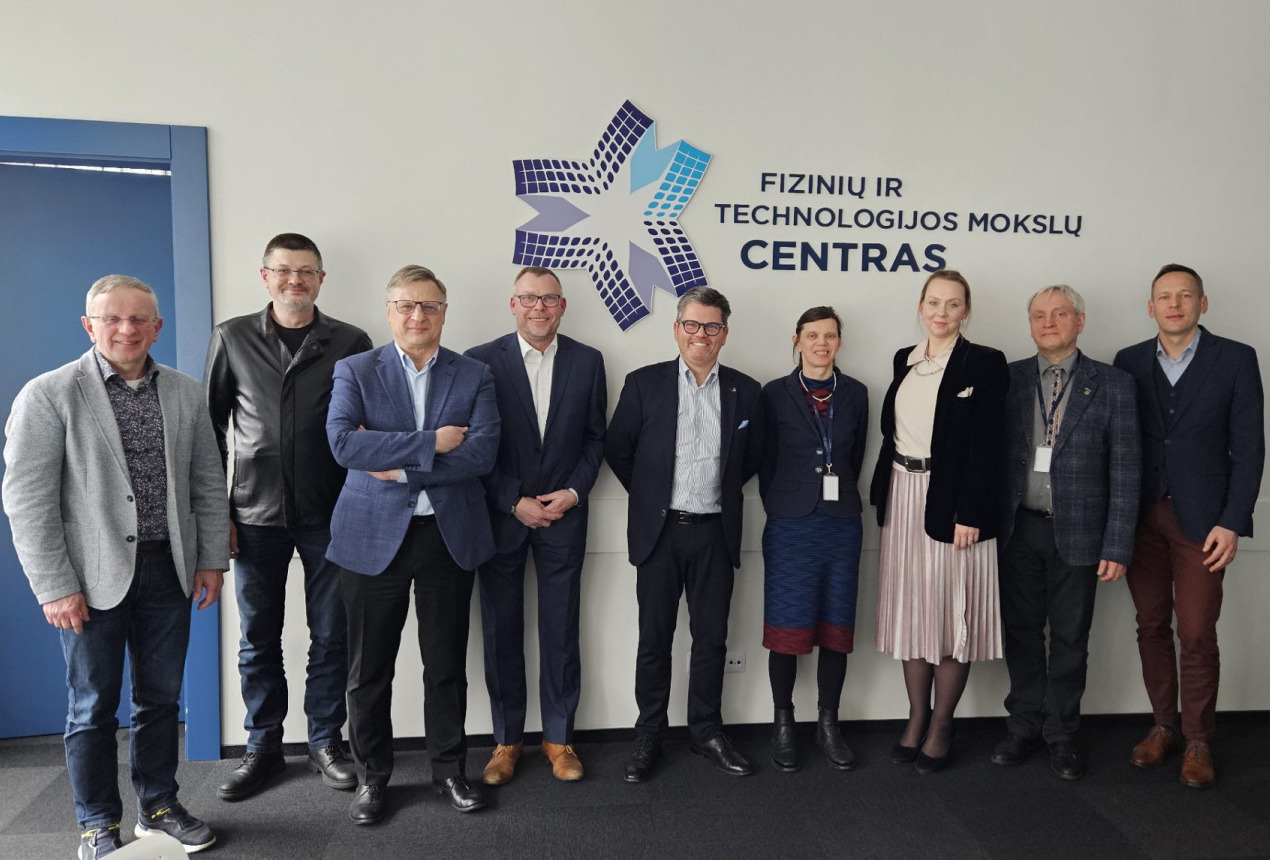 From left: Gintaras Vilda, Arūnas Urbšys, Dr. Vladimir Popov, Daniel Pero, John Kitchingman, Dr. Rasa Pauliukaitė, Dr. Kristina Plauškaitė-Šukienė, Prof. Dr. habil. Gintaras Valušis and Dr. Saulius Tumėnas. Photo: FTMC