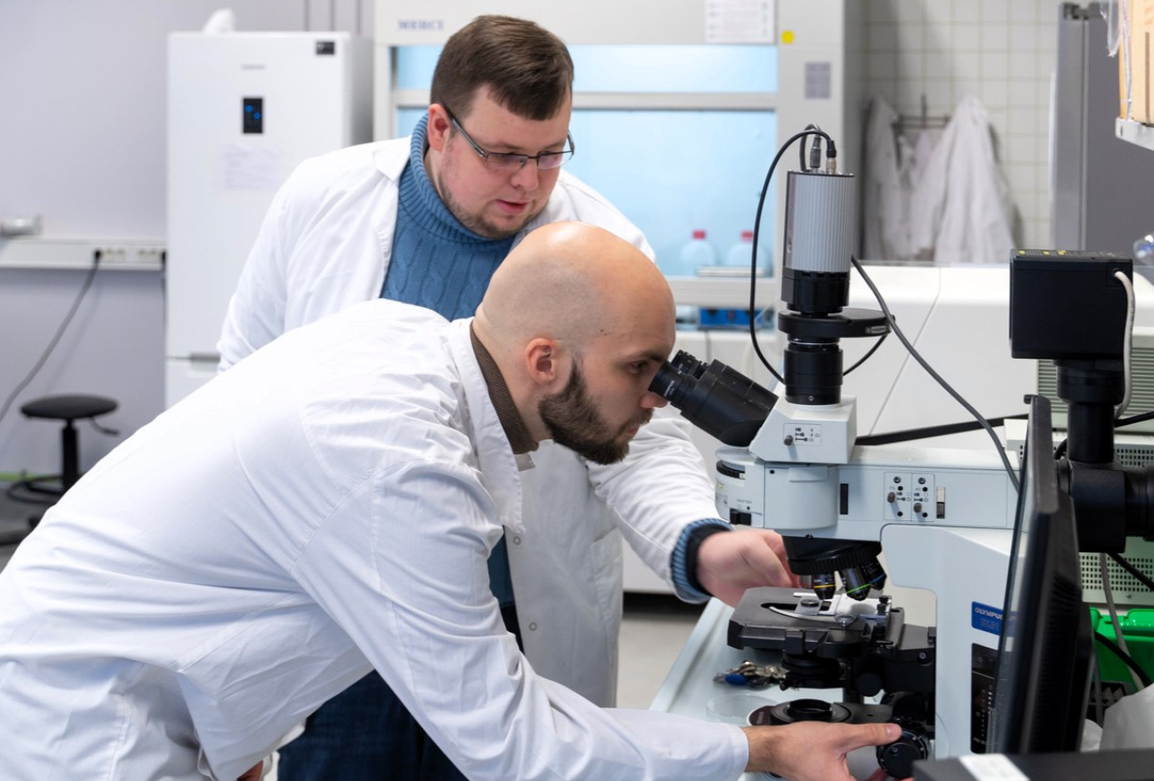 Dr. Šarūnas Žukauskas ir dr. Vincentas Mindaugas Mačiulis. Hernandez & Sorokina / FTMC nuotrauka